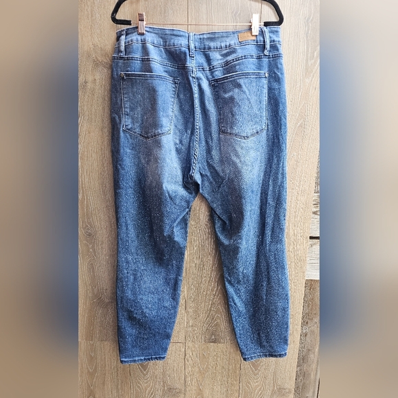 Judy Blue Medium Wash Jeans - Picture 3 of 3